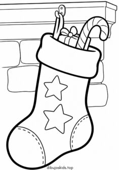 Bota de Navidad colgando de la chimenea de piedra